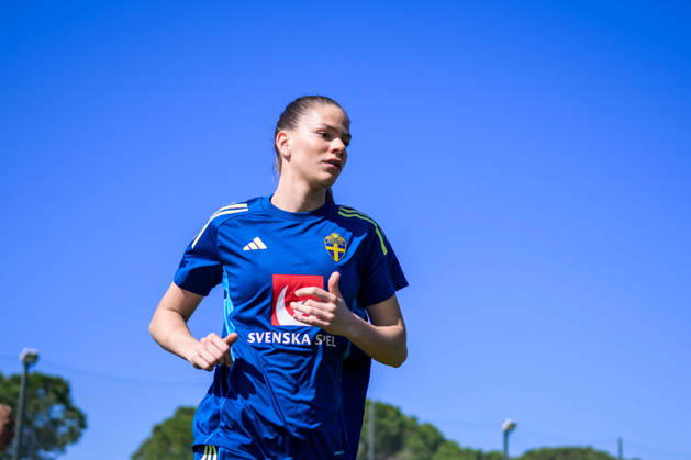 260226 Bella Andersson of the Swedish women s national football team at a training session on February 26, 2026 in Albuferia. Photo: Ludvig Thunman BILDBYRAN kod LT LT0774 fotboll football soccer fotball träning practice training sverige sweden dam bbeng Copyright: LUDVIGxTHUNMAN BB260226LT056