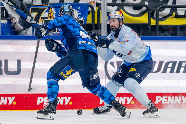 Kampf um den Puck Zweikampf zwischen Leon Huettl (ERC Ingolstadt, 25) und Ryan Murphy (EHC Red Bull Muenchen, 24) GER, EHC Red Bull Muenchen vs. ERC Ingolstadt, Eishockey, DEL, 45. Spieltag, Saison 2025 2026, 25.02.2026. GER, EHC Red Bull Muenchen vs. ERC Ingolstadt, Eishockey, DEL, 45. Spieltag, Saison 2025 2026, 25.02.2026. Muenchen Copyright: xEibner-Pressefoto HeikexFeinerx EP_HFR