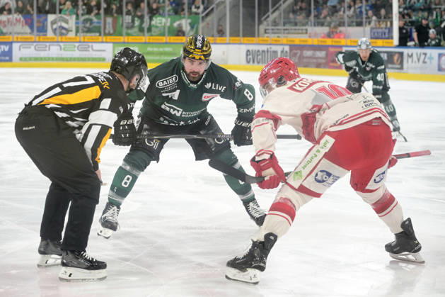Jack Dugan (Bietigheim Steelers, 08) im Zweikampf beim Bully mit Julian Kornelli (EV Landshut, 10) Bietigheim Steelers vs. EV Landshut, Eishockey, DEL 2, 49.Spieltag, Saison 2025 2026, 27.02.2026 Bietigheim Steelers vs. EV Landshut, Eishockey, DEL 2, 49.Spieltag, Saison 2025 2026, 27.02.2026 Bietigheim Copyright: xEibner-Pressefotox EP_TBR