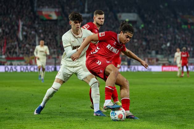im Zweikampf, Aktion, mit Rodrigo Ribeiro 21 (FC Augsburg), Jahmai Simpson-Pusey 22 (1. FC Koeln), FC Augsburg vs. 1. FC Koeln, Fussball, 1. Bundesliga, 24. Spieltag, 27.02.2026 DFB regulations prohibit any use of photographs as image sequences and or quasi-video Augsburg Bayern Deutschland