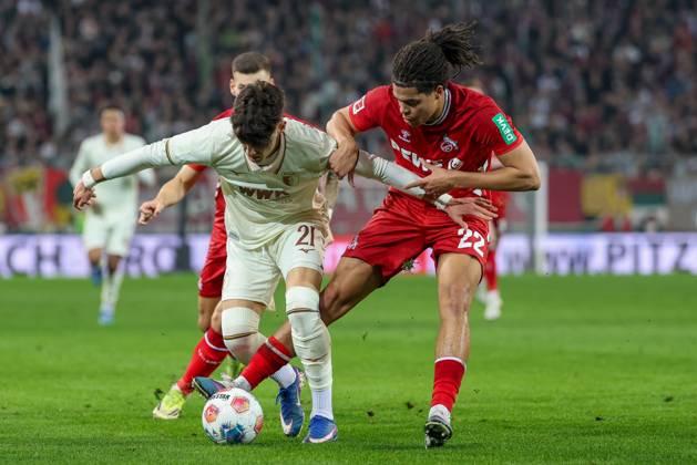 im Zweikampf, Aktion, mit Rodrigo Ribeiro 21 (FC Augsburg), Jahmai Simpson-Pusey 22 (1. FC Koeln), FC Augsburg vs. 1. FC Koeln, Fussball, 1. Bundesliga, 24. Spieltag, 27.02.2026 DFB regulations prohibit any use of photographs as image sequences and or quasi-video Augsburg Bayern Deutschland