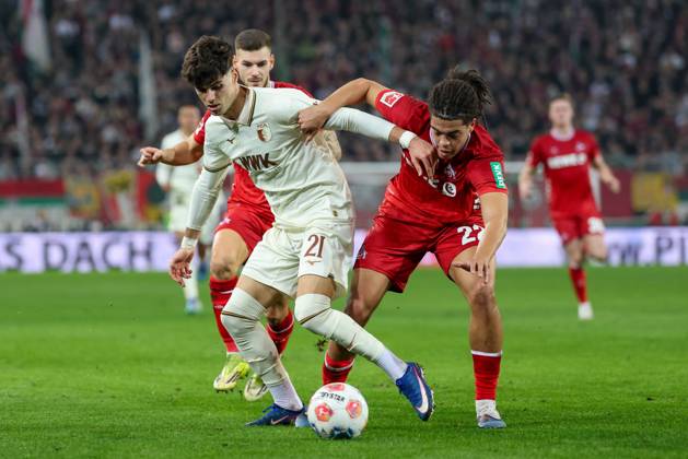im Zweikampf, Aktion, mit Rodrigo Ribeiro 21 (FC Augsburg), Jahmai Simpson-Pusey 22 (1. FC Koeln), FC Augsburg vs. 1. FC Koeln, Fussball, 1. Bundesliga, 24. Spieltag, 27.02.2026 DFB regulations prohibit any use of photographs as image sequences and or quasi-video Augsburg Bayern Deutschland