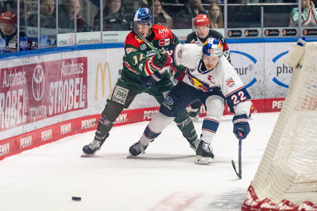 Kampf um den Puck Zweikampf zwischen Donald D.J. Busdeker (Augsburger Panther, 14) und Ville Pokka (EHC Red Bull Muenchen, 22) GER, Augsburger Panther vs. EHC Red Bull Muenchen, Eishockey, DEL, 46. Spieltag, Saison 2025 2026, 27.02.2026. GER, Augsburger Panther vs. EHC Red Bull Muenchen, Eishockey, DEL, 46. Spieltag, Saison 2025 2026, 27.02.2026. Augsburg Copyright: xEibner-Pressefoto FranzxFeinerx EP_HFR