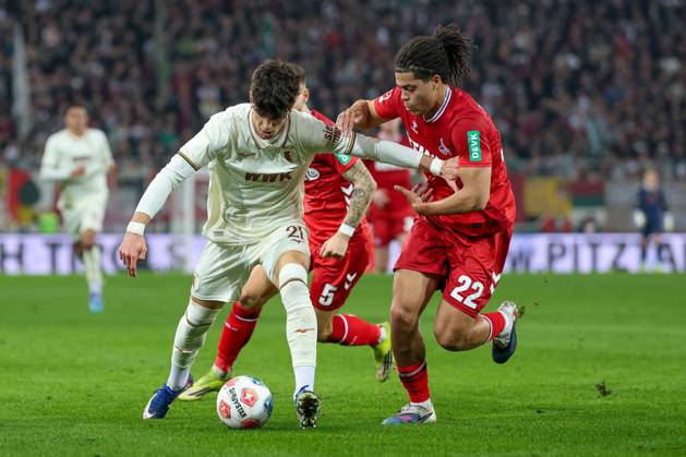 im Zweikampf, Aktion, mit Rodrigo Ribeiro 21 (FC Augsburg), Jahmai Simpson-Pusey 22 (1. FC Koeln), FC Augsburg vs. 1. FC Koeln, Fussball, 1. Bundesliga, 24. Spieltag, 27.02.2026 DFB regulations prohibit any use of photographs as image sequences and or quasi-video Augsburg Bayern Deutschland
