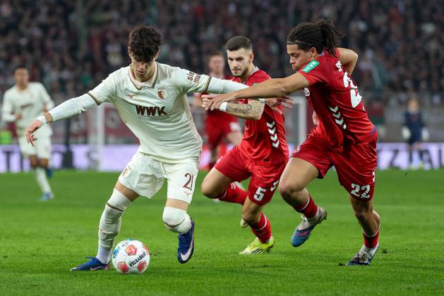 im Zweikampf, Aktion, mit Rodrigo Ribeiro 21 (FC Augsburg), Jahmai Simpson-Pusey 22 (1. FC Koeln), FC Augsburg vs. 1. FC Koeln, Fussball, 1. Bundesliga, 24. Spieltag, 27.02.2026 DFB regulations prohibit any use of photographs as image sequences and or quasi-video Augsburg Bayern Deutschland
