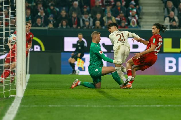 Rodrigo Ribeiro 21 (FC Augsburg) trifft das Tor zum 1:0, Marvin Schwaebe 1 (1. FC Koeln), Jahmai Simpson-Pusey 22 (1. FC Koeln), FC Augsburg vs. 1. FC Koeln, Fussball, 1. Bundesliga, 24. Spieltag, 27.02.2026 DFB regulations prohibit any use of photographs as image sequences and or quasi-video Augsburg Bayern Deutschland