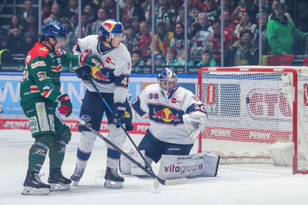 im Zweikampf, Aktion, mit Enrico Henriquez-Morales 52 (Augsburger Panther), Phillip Sinn 43 (EHC Red Bull Muenchen), Antoine Bibeau 30 (EHC Red Bull Muenchen), Augsburger Panther vs. EHC Red Bull Muenchen, 46. Spieltag, Eishockey, Penny-DEL, 27.02.2026 Augsburg Bayern Deutschland