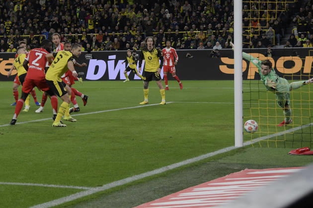 Nico Schlotterbeck (Dortmund 4) erzielt das Tor zum 1:0 28.02.2026 ¢ Fussball ¢ Borussia Dortmund vs FC Bayern Muenchen , Signal Iduna Park, Dortmund, DFB DFL REGULATIONS PROHIBIT ANY USE OF PHOTOGRAPHS AS IMAGE SEQUENCES AND OR QUASI-VIDEO