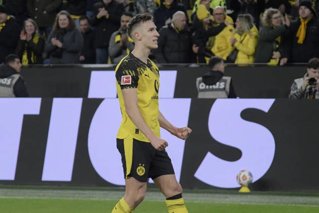 Nico Schlotterbeck (Dortmund 4) jubelt nach dem Tor zum 1:0 zu den Fans 28.02.2026 ¢ Fussball ¢ Borussia Dortmund vs FC Bayern Muenchen , Signal Iduna Park, Dortmund, DFB DFL REGULATIONS PROHIBIT ANY USE OF PHOTOGRAPHS AS IMAGE SEQUENCES AND OR QUASI-VIDEO
