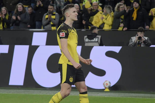 Nico Schlotterbeck (Dortmund 4) jubelt nach dem Tor zum 1:0 zu den Fans 28.02.2026 ¢ Fussball ¢ Borussia Dortmund vs FC Bayern Muenchen , Signal Iduna Park, Dortmund, DFB DFL REGULATIONS PROHIBIT ANY USE OF PHOTOGRAPHS AS IMAGE SEQUENCES AND OR QUASI-VIDEO