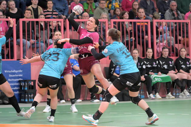 Santina Sabatnig (TusSies Metzingen, 18) beim Wurf Tor gegen Natsuki Aizawa (Thueringer HC, 23) und Luca Farago (Thueringer HC, 19) TusSies Metzingen vs. Thueringer HC , Handball, Alsco HBF, 19.Ligaspieltag, Saison 2025 2026, 28.02.2026 TusSies Metzingen vs. Thueringer HC , Handball, Alsco HBF, 19.Ligaspieltag, Saison 2025 2026, 28.02.2026 Tuebingen Copyright: xEibner-Pressefoto TobiasxBaurx EP_TBR