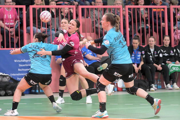 Santina Sabatnig (TusSies Metzingen, 18) beim Wurf Tor gegen Natsuki Aizawa (Thueringer HC, 23) und Luca Farago (Thueringer HC, 19) TusSies Metzingen vs. Thueringer HC , Handball, Alsco HBF, 19.Ligaspieltag, Saison 2025 2026, 28.02.2026 TusSies Metzingen vs. Thueringer HC , Handball, Alsco HBF, 19.Ligaspieltag, Saison 2025 2026, 28.02.2026 Tuebingen Copyright: xEibner-Pressefoto TobiasxBaurx EP_TBR