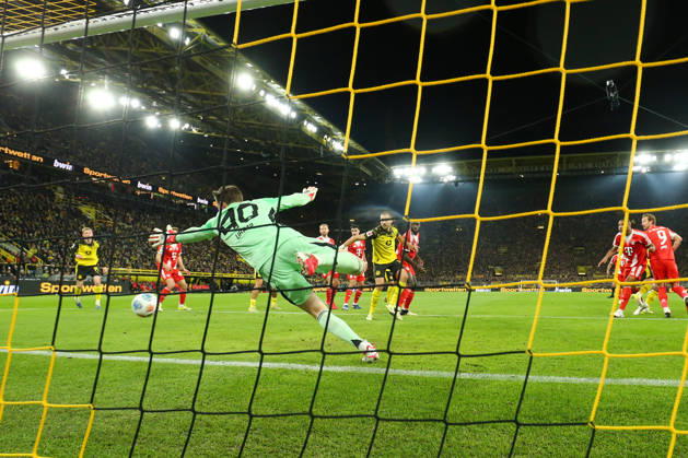 Dortmund, Germany, 28.02.26, Nico Schlotterbeck (Borussia Dortmund) schiesst das 1:0 während des Spiels der 1. Bundesliga zwischen Borussia Dortmund - FC Bayern Muenchen in der Signal Iduna Park in Dortmund. (Photo by Joachim Bywaletz) DFB DFL REGULATIONS PROHIBIT ANY USE OF PHOTOGRAPHS AS IMAGE SEQUENCES AND OR QUASI-VIDEO. Copyright: JoachimxBywaletz xJB-Sportfoto