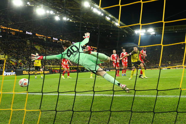 Dortmund, Germany, 28.02.26, Nico Schlotterbeck (Borussia Dortmund) schiesst das 1:0 während des Spiels der 1. Bundesliga zwischen Borussia Dortmund - FC Bayern Muenchen in der Signal Iduna Park in Dortmund. (Photo by Joachim Bywaletz) DFB DFL REGULATIONS PROHIBIT ANY USE OF PHOTOGRAPHS AS IMAGE SEQUENCES AND OR QUASI-VIDEO. Copyright: JoachimxBywaletz xJB-Sportfoto