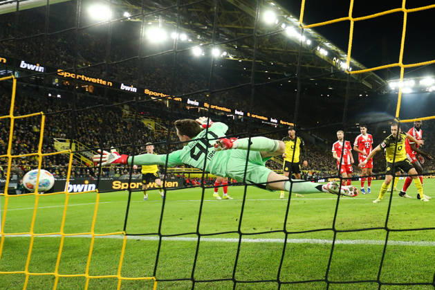 Dortmund, Germany, 28.02.26, Nico Schlotterbeck (Borussia Dortmund) macht das 1:0 fuer seine Mannschaft während des Spiels der 1. Bundesliga zwischen Borussia Dortmund - FC Bayern Muenchen im Signal Iduna Park in Dortmund. (Photo by Joachim Bywaletz) DFB DFL REGULATIONS PROHIBIT ANY USE OF PHOTOGRAPHS AS IMAGE SEQUENCES AND OR QUASI-VIDEO. Copyright: JoachimxBywaletz xJB-Sportfoto