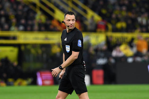 Schiedsrichter Sven Jablonski schaut waehrend des Spiels der Bundesliga zwischen Borussia Dortmund und FC Bayern München, Signal Iduna Park am 28. February 2026 in Dortmund, Deutschland. (Foto von Ralf Treese DeFodi Images) +++ Schiedsrichter Sven Jablonski looks on during the Bundesliga match between Borussia Dortmund and FC Bayern München at Signal Iduna Park on February 28, 2026 in Dortmund, Germany. (Photo by Ralf Treese DeFodi Images) DFL regulations prohibit any use of photographs as image sequences and or quasi-video. (Photo by Ralf Treese DeFodi Images) -