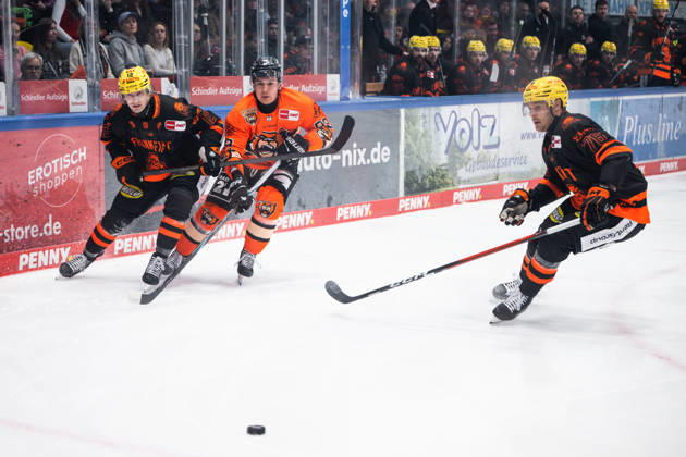 Noah Dunham (Loewen Frankfurt, 12) GER, Loewen Frankfurt vs. Grizzlys Wolfsburg, Eishockey, Penny DEL, 47. Spieltag, Saison 2025 2026, 01.03.2026 Eibner-Pressefoto Attila Ziga GER, Loewen Frankfurt vs. Grizzlys Wolfsburg, Eishockey, Penny DEL, 47. Spieltag, Saison 2025 2026, 01.03.2026 Frankfurt Copyright: xEibner-Pressefotox EP_AZA