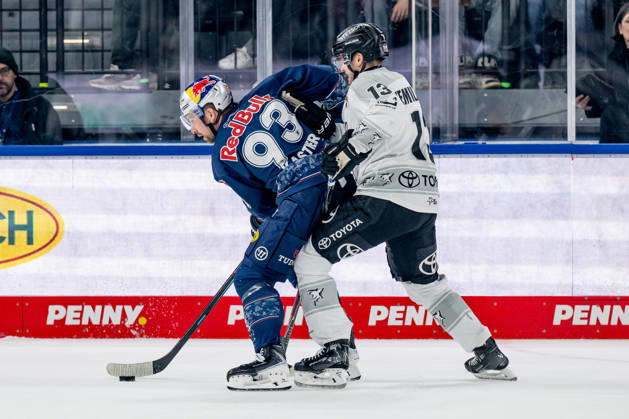 Kampf um den Puck Zweikampf zwischen Maximilian Kastner (EHC Red Bull Muenchen, 93) und Valtteri Kemilaeinen (Koelner Haie, 13) GER, EHC Red Bull Muenchen vs. Koelner Haie, Eishockey, DEL, 47. Spieltag, Saison 2025 2026, 01.03.2026. GER, EHC Red Bull Muenchen vs. Koelner Haie, Eishockey, DEL, 47. Spieltag, Saison 2025 2026, 01.03.2026. Muenchen Copyright: xEibner-Pressefoto HeikexFeinerx EP_HFR