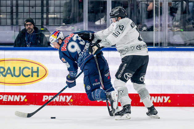 Kampf um den Puck Zweikampf zwischen Maximilian Kastner (EHC Red Bull Muenchen, 93) und Valtteri Kemilaeinen (Koelner Haie, 13) GER, EHC Red Bull Muenchen vs. Koelner Haie, Eishockey, DEL, 47. Spieltag, Saison 2025 2026, 01.03.2026. GER, EHC Red Bull Muenchen vs. Koelner Haie, Eishockey, DEL, 47. Spieltag, Saison 2025 2026, 01.03.2026. Muenchen Copyright: xEibner-Pressefoto HeikexFeinerx EP_HFR