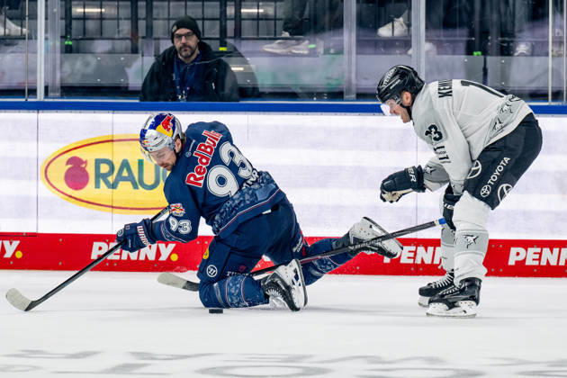 Kampf um den Puck Zweikampf zwischen Maximilian Kastner (EHC Red Bull Muenchen, 93) und Valtteri Kemilaeinen (Koelner Haie, 13) GER, EHC Red Bull Muenchen vs. Koelner Haie, Eishockey, DEL, 47. Spieltag, Saison 2025 2026, 01.03.2026. GER, EHC Red Bull Muenchen vs. Koelner Haie, Eishockey, DEL, 47. Spieltag, Saison 2025 2026, 01.03.2026. Muenchen Copyright: xEibner-Pressefoto HeikexFeinerx EP_HFR