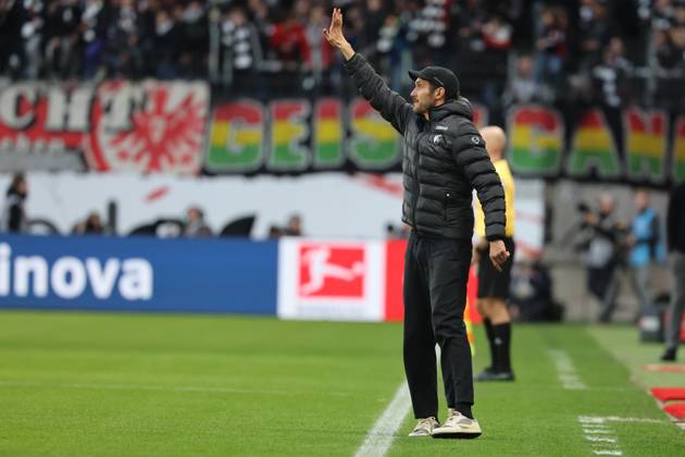 Trainer Julian Schuster (SC Freiburg) gestikulierender und coachend an derv Aussenlinie, Eintracht Frankfurt - SC Freiburg, Bundesliga, BL, Saison 2025 2026, 24. Spiel, 01.03.2026, Frankfurt Deutsche Bank Park Deutschland