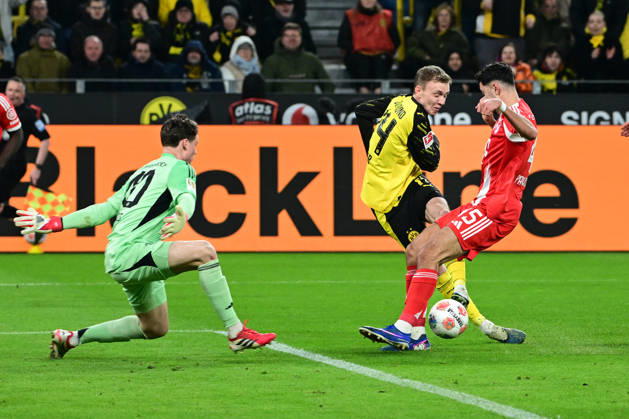 Maximilian Beier 14 (Borussia Dortmund) im Zweikampf mit Alexandar Pavlovic 45 (FC Bayern Muenchen), Borussia Dortmund vs. FC Bayern Muenchen, Fussball, 1. Bundesliga, 24. Spieltag, 28.02.2026 DFB regulations prohibit any use of photographs as image sequences and or quasi-video Dortmund Nordrhein-Westfalen Deutschland