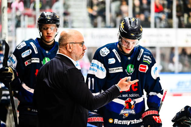 Stefan Nyman (Cheftrainer, Headcoach, Iserlohn Roosters) Henrik Törnqvist (Iserlohn Roosters, 11) Maximilian Eisenmenger (Iserlohn Roosters, 41), GER, Iserlohn Roosters vs. Augsburger Panther, Eishockey, Penny-DEL, 47. Spieltag, Spielzeit 2025 2026, 01.03.2026, GER, Iserlohn Roosters vs. Augsburger Panther, Eishockey, Penny-DEL, 47. Spieltag, Spielzeit 2025 2026, 01.03.2026 Iserlohn Copyright: xJonasxBrockmann Eibner-Pressefotox EP_JBN