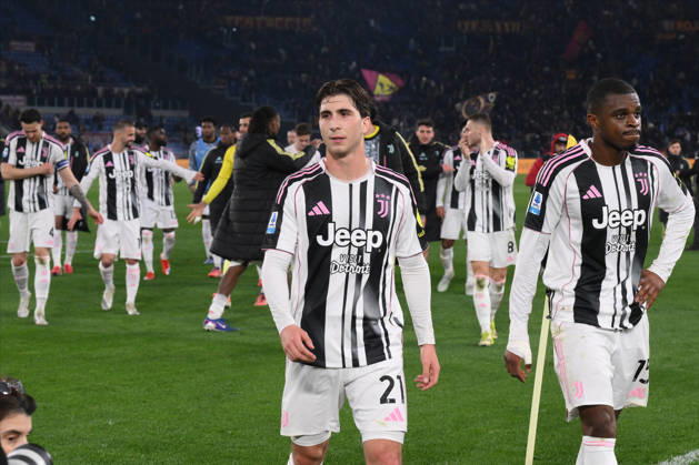Foto IPP Luciano Adriani Roma 01 03 2026 Campionato di Calcio Serie A 2025 2026 Roma vs Juventus Nella foto: Fabio Miretti e Pierre Kalulu a destra a fine gara sotto la curva dei tifosi Italy Photo Press - World Copyright Roma italy Italia ITALY Copyright: xR4924_italyphotopressx
