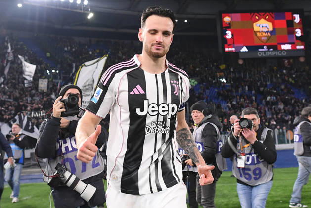 Foto IPP Luciano Adriani Roma 01 03 2026 Campionato di Calcio Serie A 2025 2026 Roma vs Juventus Nella foto: Federico Gatti esulta sotto la curva dei tifosi Italy Photo Press - World Copyright Roma italy Italia ITALY Copyright: xR4924_italyphotopressx