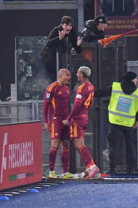 Foto IPP Luciano Adriani Roma 01 03 2026 Campionato di Calcio Serie A 2025 2026 Roma vs Juventus Nella foto: Donyell Malen a sinistra esulta con Wesley dopo il gol segnato Italy Photo Press - World Copyright Roma italy Italia ITALY Copyright: xR4924_italyphotopressx