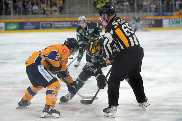 Jack Dugan (Bietigheim Steelers, 08) im Zweikampf beim Bully mit Christopher Theodore (Lausitzer Fuechse, 26) Bietigheim Steelers vs. Lausitzer Fuechse, Eishockey, DEL 2, 51.Spieltag, Saison 2025 2026, 06.03.2026 Bietigheim Steelers vs. Lausitzer Fuechse, Eishockey, DEL 2, 51.Spieltag, Saison 2025 2026, 06.03.2026 Bietigheim Copyright: xEibner-Pressefotox EP_TBR