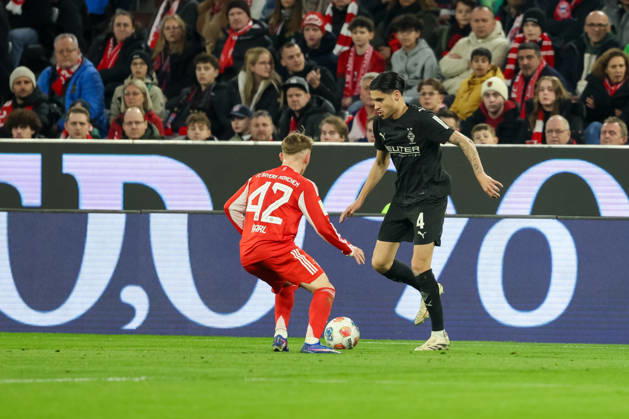 Kevin Diks (Borussia Mönchengladbach, 04) mit Lennart Karl (FC Bayern Muenchen, 42), GER, FC Bayern Muenchen vs. Borussia Mönchengladbach, Fussball, Bundesliga, 25. Spieltag, Saison 2025 2026, 06.03.2026, DFL DFB REGULATIONS PROHIBIT ANY USE OF PHOTOGRAPHS as IMAGE SEQUENCES and or QUASI-VIDEO, GER, FC Bayern Muenchen vs. Borussia Mönchengladbach, Fussball, Bundesliga, 25. Spieltag, Saison 2025 2026, 06.03.2026 Muenchen Copyright: xEibner-Pressefoto JennixMaulx EP_JML