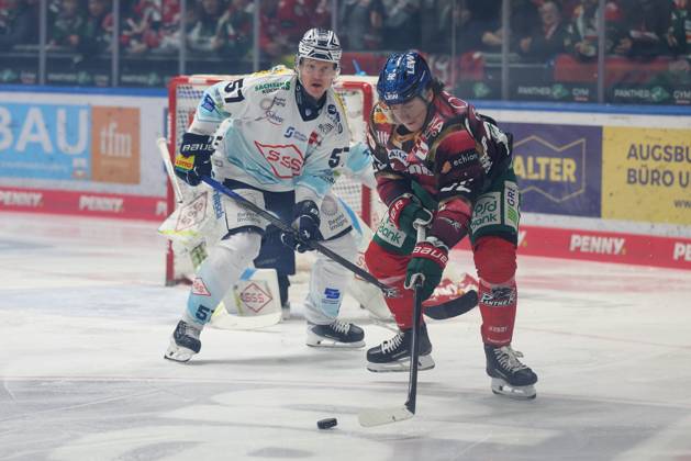 im Zweikampf, Aktion, mit Enrico Henriquez-Morales 52 (Augsburger Panther), Emil Johansson (Dresdner Eisloewen 57), Augsburger Panther vs. Dresdner Eisloewen, 49. Spieltag, Eishockey, Penny-DEL, 06.03.2026 Augsburg Bayern Deutschland