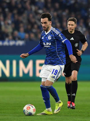 Kenan Karaman (FC Schalke 04) in Aktion, am Ball, Einzelaktion waehrend des Spiels der 2. Bundesliga zwischen FC Schalke 04 und Arminia Bielefeld, Veltins-Arena am 06. March 2026 in Gelsenkirchen, Deutschland. (Foto von Ralf Treese DeFodi Images) +++ Kenan Karaman (FC Schalke 04) controls the ball during the 2. Bundesliga match between FC Schalke 04 and Arminia Bielefeld at Veltins-Arena on March 6, 2026 in Gelsenkirchen, Germany. (Photo by Ralf Treese DeFodi Images) (Photo by Ralf Treese DeFodi Images) -