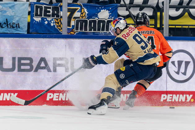 Kampf um den Puck Zweikampf zwischen Maximilian Kastner (EHC Red Bull Muenchen, 93) und Julian Melchiori (Grizzlys Wolfsburg, 44) GER, EHC Red Bull Muenchen vs. Grizzlys Wolfsburg, Eishockey, DEL, 49. Spieltag, Saison 2025 2026, 06.03.2026. GER, EHC Red Bull Muenchen vs. Grizzlys Wolfsburg, Eishockey, DEL, 49. Spieltag, Saison 2025 2026, 06.03.2026. Muenchen Copyright: xEibner-Pressefoto HeikexFeinerx EP_HFR