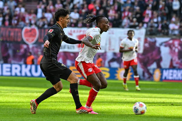 Fußball I Herren I Saison 2025-2026 I Bundesliga I 25. Spieltag I RB Leipzig - FC Augsburg I 07.03.2026 Zweikampf Arthur Chaves (34, FC Augsburg) gegen Yan Diomande (49, RB Leipzig) Leipzig Red Bull Arena Sachsen Deutschland Copyright: xLobeca InesxHähnelx