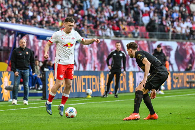 Fußball I Herren I Saison 2025-2026 I Bundesliga I 25. Spieltag I RB Leipzig - FC Augsburg I 07.03.2026 Zweikampf Brajan Gruda (10, RB Leipzig) gegen Arthur Chaves (34, FC Augsburg) Leipzig Red Bull Arena Sachsen Deutschland Copyright: xLobeca InesxHähnelx