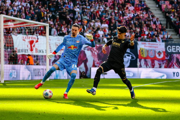 Maarten Vandevoordt (RB Leipzig, 26) am Ball, Zweikampf, Duell, Kampf gegen Rodrigo Ribeiro (FC Augsburg, 21) , RB Leipzig vs. FC Augsburg, Fussball, 1. Bundesliga, 25. Spieltag, Saison 2025 2026, 07.03.2026,¨ DFL REGULATIONS PROHIBIT ANY USE OF PHOTOGRAPHS AS IMAGE SEQUENCES AND OR QUASI-VIDEO,¨ RB Leipzig vs. FC Augsburg, Fussball, 1. Bundesliga, 25. Spieltag, Saison 2025 2026, 07.03.2026 Leipzig Copyright: xEibner-Pressefoto LauraxRoemerx EP_LRR