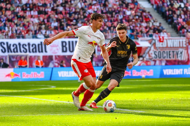 Willi Orban (RB Leipzig, 04) am Ball, Zweikampf, Duell, Kampf Mert Koemuer (FC Augsburg, 36), RB Leipzig vs. FC Augsburg, Fussball, 1. Bundesliga, 25. Spieltag, Saison 2025 2026, 07.03.2026,¨ DFL REGULATIONS PROHIBIT ANY USE OF PHOTOGRAPHS AS IMAGE SEQUENCES AND OR QUASI-VIDEO,¨ RB Leipzig vs. FC Augsburg, Fussball, 1. Bundesliga, 25. Spieltag, Saison 2025 2026, 07.03.2026 Leipzig Copyright: xEibner-Pressefoto LauraxRoemerx EP_LRR