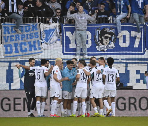 TOR zum 0:3 Fisnik Asllani TSG 1899 Hoffenheim (11) Torjubel Transparent, Protest, Protestplakat, Fanplakat, Banner, Plakat, Spruchband Spielerberater ROGON VERPISS DICH 1. FC Heidenheim 1846 FCH vs TSG 1899 Hoffenheim 07.03.2026 DFL REGULATIONS PROHIBIT ANY USE OF PHOTOGRAPHS AS IMAGE SEQUENCES AND OR QUASI-VIDEO 1. FC Heidenheim 1846 FCH vs TSG 1899 Hoffenheim