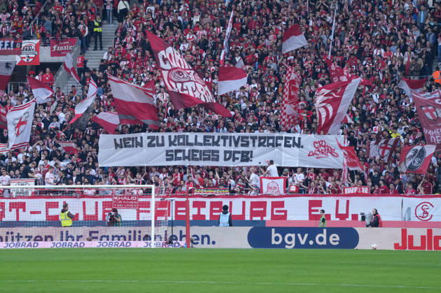 Spruchband der Fans und Ultras auf der Tribüne, Banner, gegen Kollektivstrafen , Deutschland, Fussball, 1. Bundesliga, 25.Spieltag, 2025 2026, SC Freiburg vs. Bayer 04 Leverkusen, 07.03.2026, Europa-Park Stadion, Freiburg, Deutschland DFL REGULATIONS PROHIBIT ANY USE OF PHOTOGRAPHS AS IMAGE SEQUENCES AND OR QUASI-VIDEO. Freiburg Europa-Park Stadion Baden-Württemberg Deutschland Copyright: xArnexAmbergx
