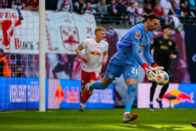 Maarten Vandevoordt (RB Leipzig, 26) haelt den Ball, RB Leipzig vs. FC Augsburg, Fussball, 1. Bundesliga, 25. Spieltag, Saison 2025 2026, 07.03.2026,¨ DFL REGULATIONS PROHIBIT ANY USE OF PHOTOGRAPHS AS IMAGE SEQUENCES AND OR QUASI-VIDEO,¨ RB Leipzig vs. FC Augsburg, Fussball, 1. Bundesliga, 25. Spieltag, Saison 2025 2026, 07.03.2026 Leipzig Copyright: xEibner-Pressefoto LauraxRoemerx EP_LRR