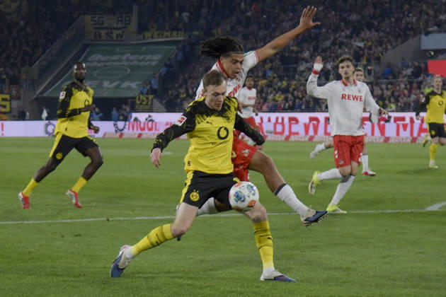 v. li. im Zweikampf Maximilian Beier (Dortmund 14) Jahmai Simpson-Pusey (Koeln 22) 07.03.2026¢ Fussball ¢ 1. FC Koeln vs Borussia Dortmund , Rheinenergiestadion, Koeln, DFB DFL REGULATIONS PROHIBIT ANY USE OF PHOTOGRAPHS AS IMAGE SEQUENCES AND OR QUASI-VIDEO