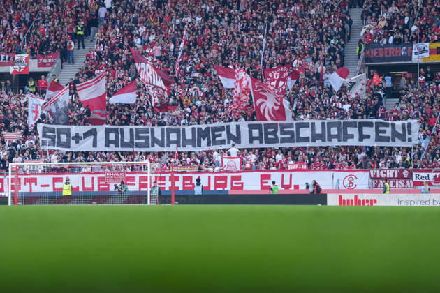Spruchband der Fans und Ultras auf der Tribüne, Banner, 50+1 Ausnahmen abschaffen , Deutschland, Fussball, 1. Bundesliga, 25.Spieltag, 2025 2026, SC Freiburg vs. Bayer 04 Leverkusen, 07.03.2026, Europa-Park Stadion, Freiburg, Deutschland DFL REGULATIONS PROHIBIT ANY USE OF PHOTOGRAPHS AS IMAGE SEQUENCES AND OR QUASI-VIDEO. Freiburg Europa-Park Stadion Baden-Württemberg Deutschland Copyright: xArnexAmbergx