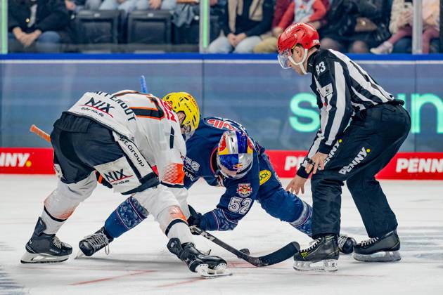 Linesperson David Tschirner fuehrt ein Bully Faceoff aus zwischen Daniel Pfaffengut (Loewen Frankfurt, 77) und Patrick Hager (EHC Red Bull Muenchen, 52) GER, EHC Red Bull Muenchen vs. Loewen Frankfurt, Eishockey, DEL, 50. Spieltag, Saison 2025 2026, 08.03.2026. GER, EHC Red Bull Muenchen vs. Loewen Frankfurt, Eishockey, DEL, 50. Spieltag, Saison 2025 2026, 08.03.2026. Muenchen Copyright: xEibner-Pressefoto FranzxFeinerx EP_HFR