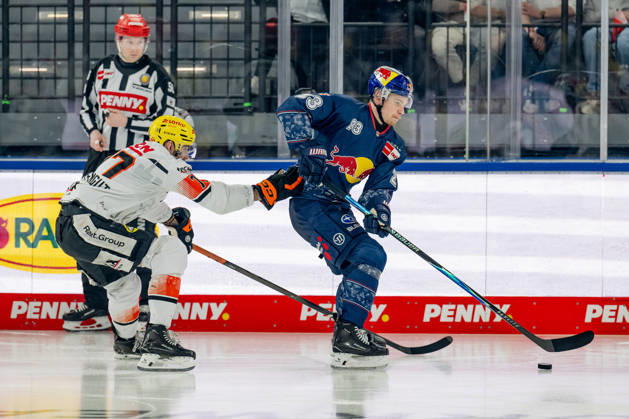 Kampf um den Puck Zweikampf zwischen Daniel Pfaffengut (Loewen Frankfurt, 77) und Alberts Smits (EHC Red Bull Muenchen, 23) GER, EHC Red Bull Muenchen vs. Loewen Frankfurt, Eishockey, DEL, 50. Spieltag, Saison 2025 2026, 08.03.2026. GER, EHC Red Bull Muenchen vs. Loewen Frankfurt, Eishockey, DEL, 50. Spieltag, Saison 2025 2026, 08.03.2026. Muenchen Copyright: xEibner-Pressefoto FranzxFeinerx EP_HFR