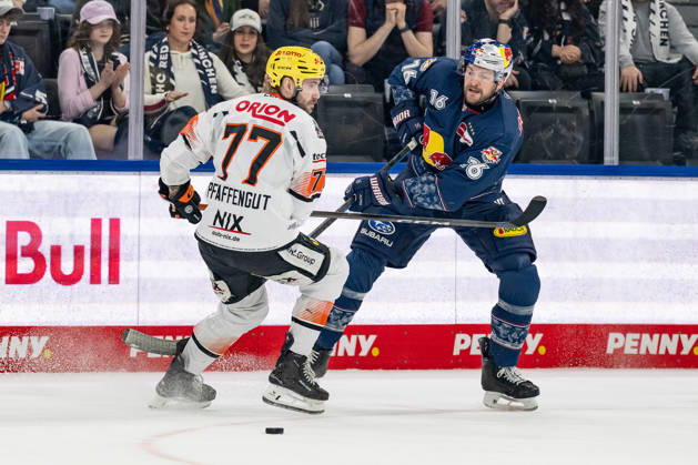 Kampf um den Puck Zweikampf zwischen Daniel Pfaffengut (Loewen Frankfurt, 77) und Konrad Abeltshauser (EHC Red Bull Muenchen, 16) GER, EHC Red Bull Muenchen vs. Loewen Frankfurt, Eishockey, DEL, 50. Spieltag, Saison 2025 2026, 08.03.2026. GER, EHC Red Bull Muenchen vs. Loewen Frankfurt, Eishockey, DEL, 50. Spieltag, Saison 2025 2026, 08.03.2026. Muenchen Copyright: xEibner-Pressefoto FranzxFeinerx EP_HFR