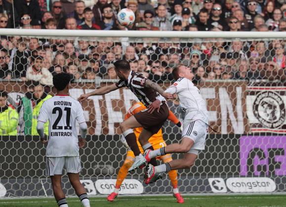 Jonathan Burkhardt (Eintracht Frankfurt), Mathias Pereira Lage (FC St. Pauli Fussball, 1.BL, Saison 2025 2026, Herren, FC St.Pauli gegen Eintracht Frankfurt, 0-0 DFL REGULATIONS PROHIBIT ANY USE OF PHOTOGRAPHS AS IMAGE SEQUENCES AND OR QUASI-VIDEO.