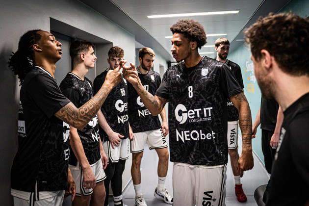 08.03.2026, xhfmx, Basketball easyCredit BBL Bundesliga, Frankfurt Skyliners - Bamberg Baskets v.l. Austin Crowley (BMA 365 Bamberg Baskets), Demarcus Demonia (BMA 365 Bamberg Baskets) (DFL DFB REGULATIONS PROHIBIT ANY USE OF PHOTOGRAPHS as IMAGE SEQUENCES and or QUASI-VIDEO) Frankfurt am Main