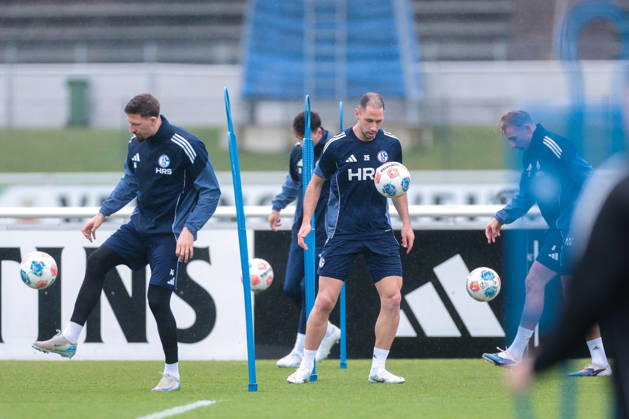 11.03.2026; Fussball; Training des FC Schalke 04. v. l. Janik Bachmann (FC Schalke 04), Nikola Katic (FC Schalke 04). Gelsenkirchen Trainingsgelände FC Schalke 04 NRW Deutschland xRHR-FOTO YYx Copyright: RHR-FOTOx RHR-FOTO YY